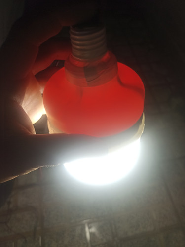 لامپ وروشنایی سیار 12ولت 35وات با نوردهی فوق العاده بالا /دارای کلید قطع و وصل روی سره لامپ / سیم پنج متری باگیره /یکی از تولیدات عالی در کشور/فروش به شرط رضایت مشتری/دارای 2نور قرمز و سفید/ دارای کارت طلایی گارانتی